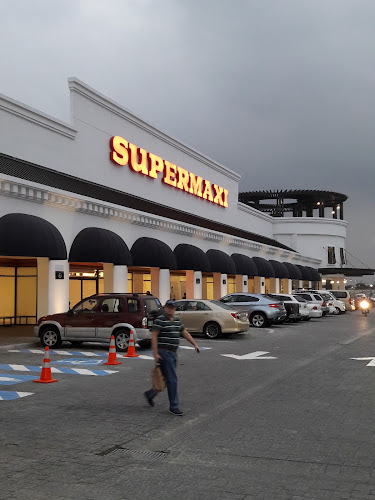 Supermaxi Batán