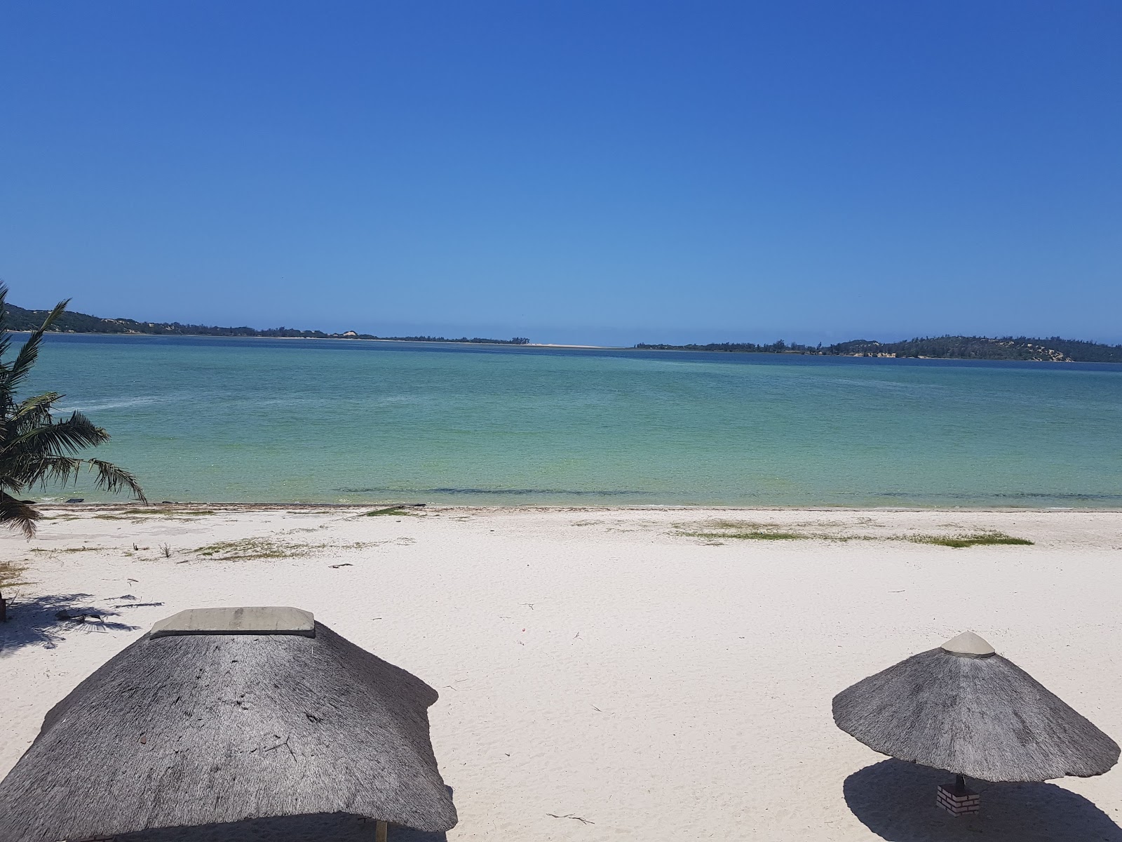 Mozambique Bilene的照片 带有碧绿色纯水表面