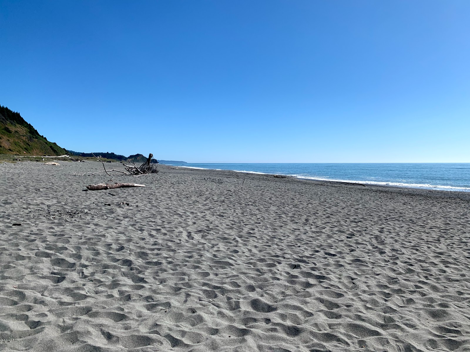 Valokuva Orick Beachista. pinnalla kirkas hiekka:n kanssa