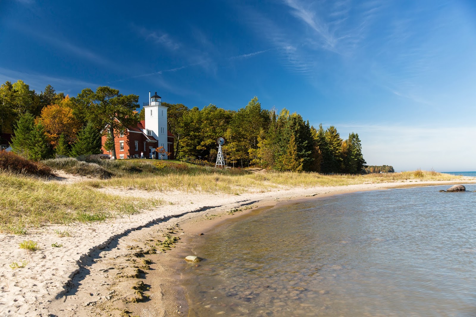Foto van 40 Mile Point Lighthouse met helder zand oppervlakte