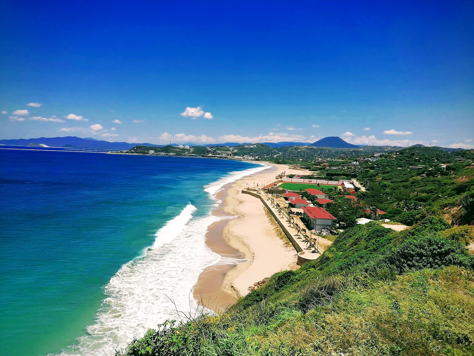 Foto av Salina Cruz beach med turkos rent vatten yta