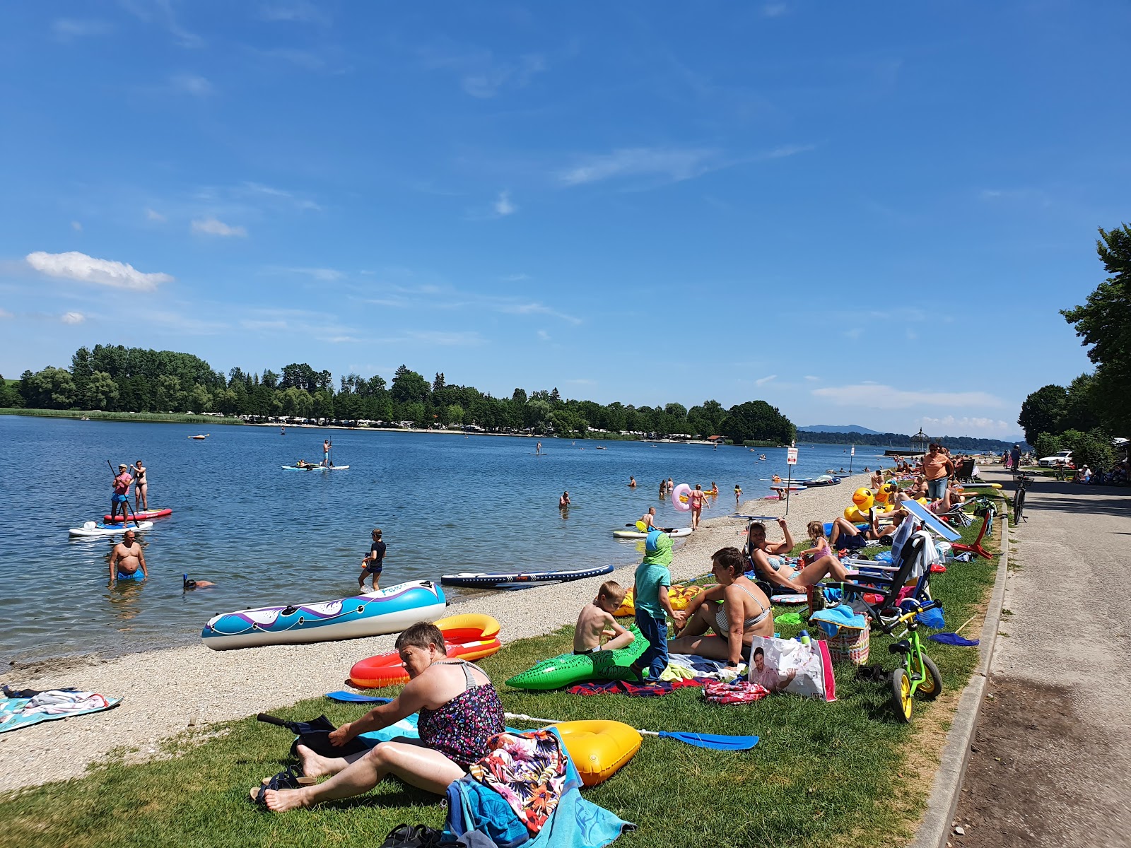 Valokuva Strandcamping Waging am Seeista. pinnalla ruoho:n kanssa