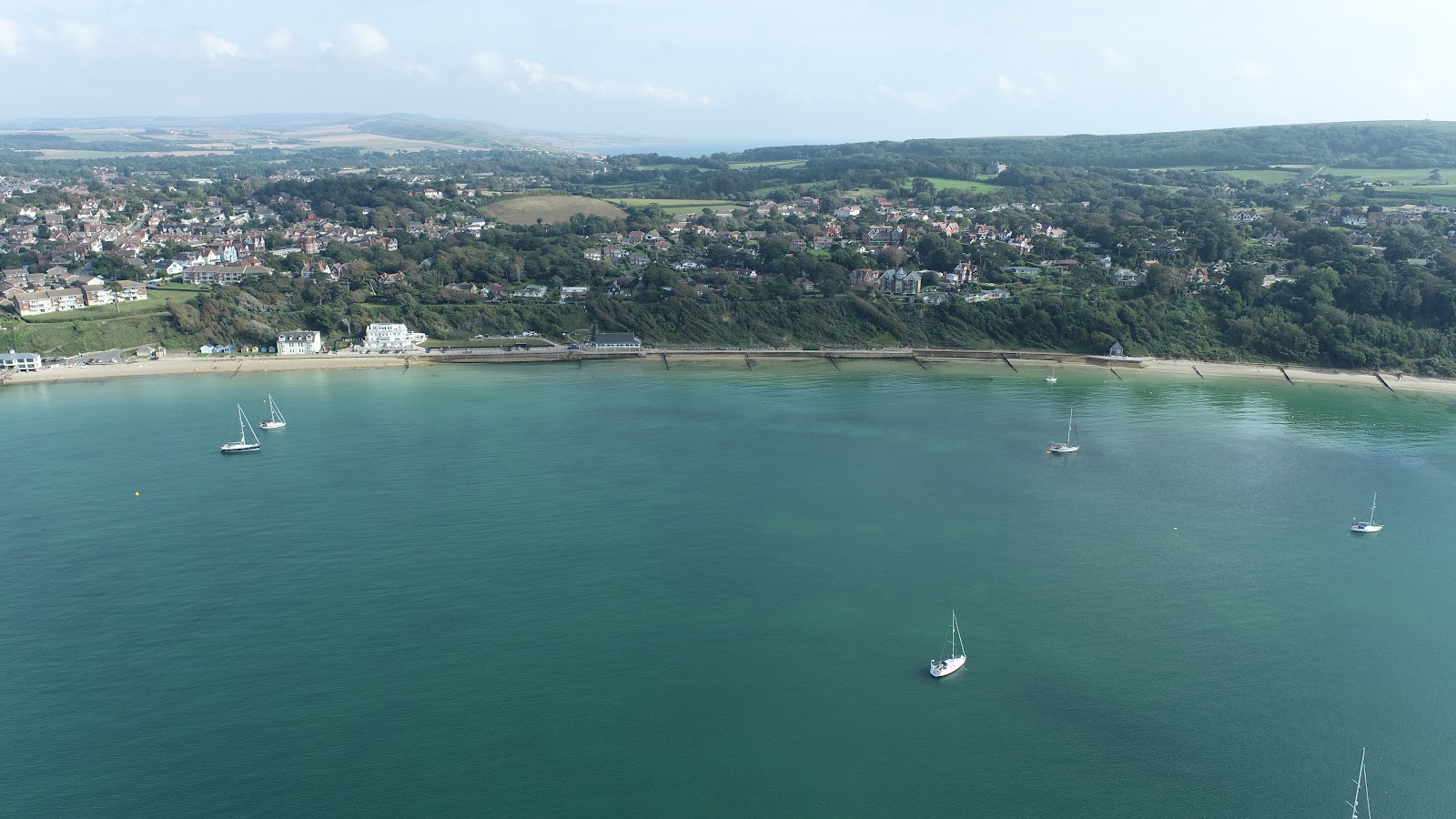 Foto av Totland Beach med lång rak strand