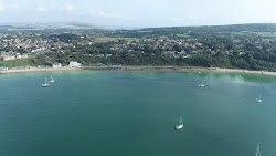 Foto de Totland Beach com linha costeira longa e reta