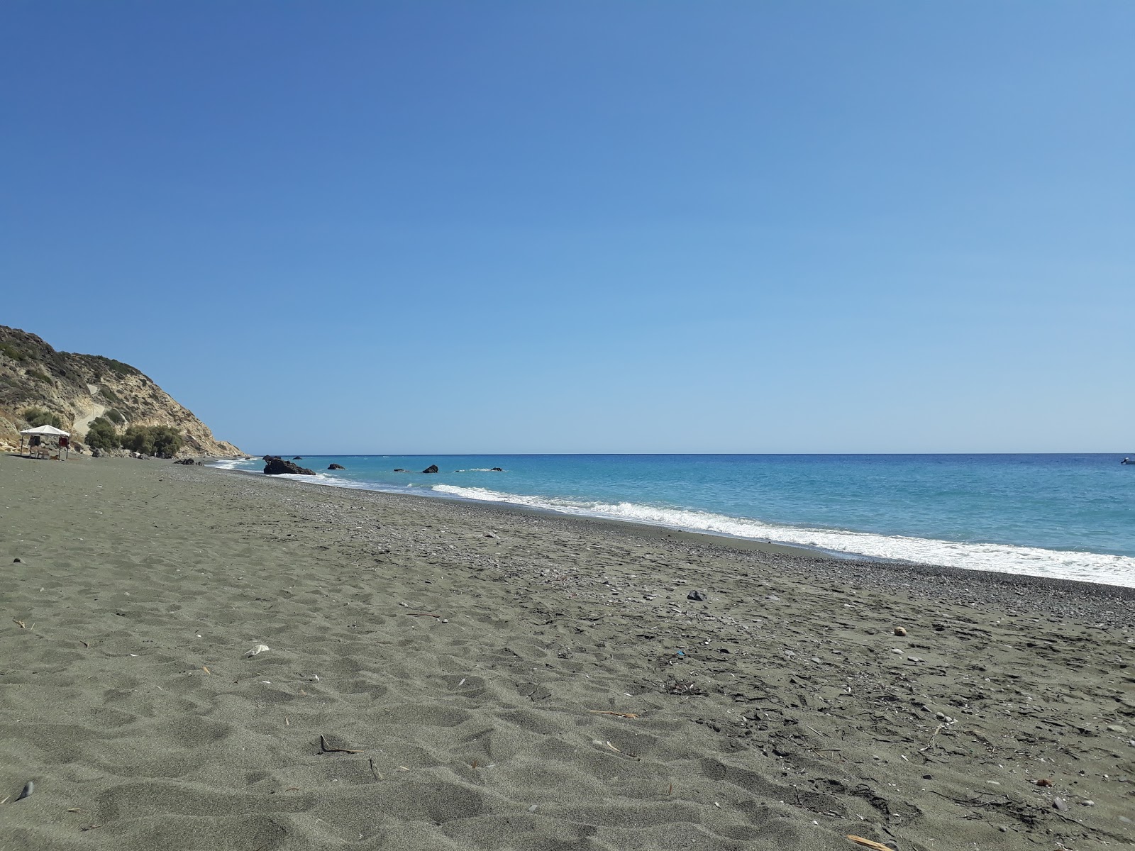 Tertsa beach'in fotoğrafı dağlarla çevrili