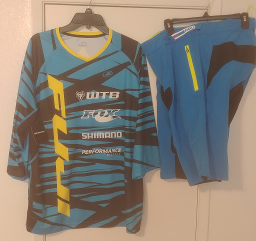 Bicycle Store «Performance Bicycle», reviews and photos, 7611 E Carson St, Long Beach, CA 90808, USA