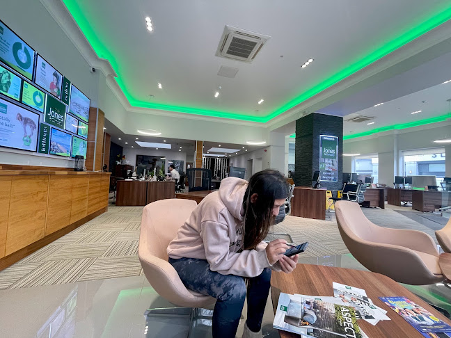 https://www.michaeljones.co.uk/contact/branch-finder/worthing-sales/