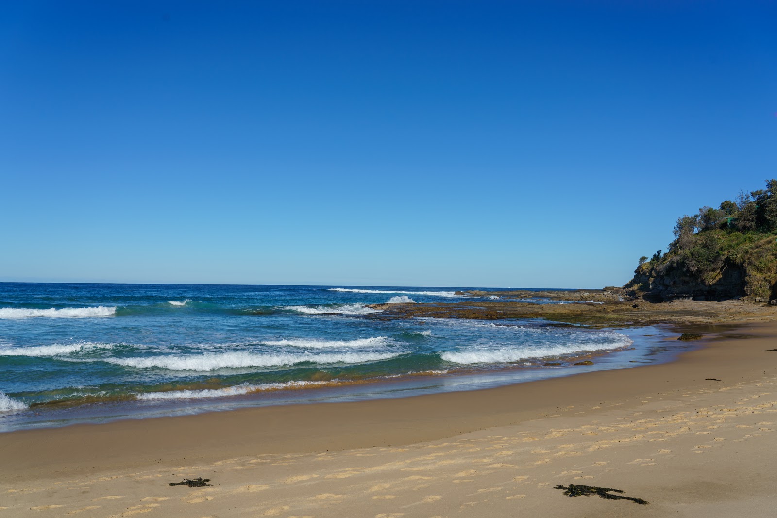 Valokuva Era Beachista. pinnalla sininen puhdas vesi:n kanssa