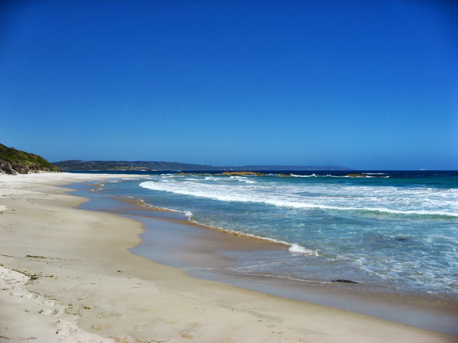 Foto di Perkins Beach con una superficie del sabbia beige