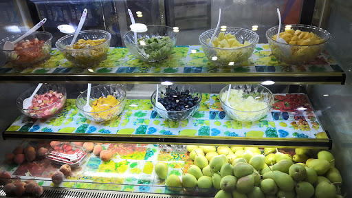 عجيب غريب لتقديم العصائر الطازجة والايسكريم 