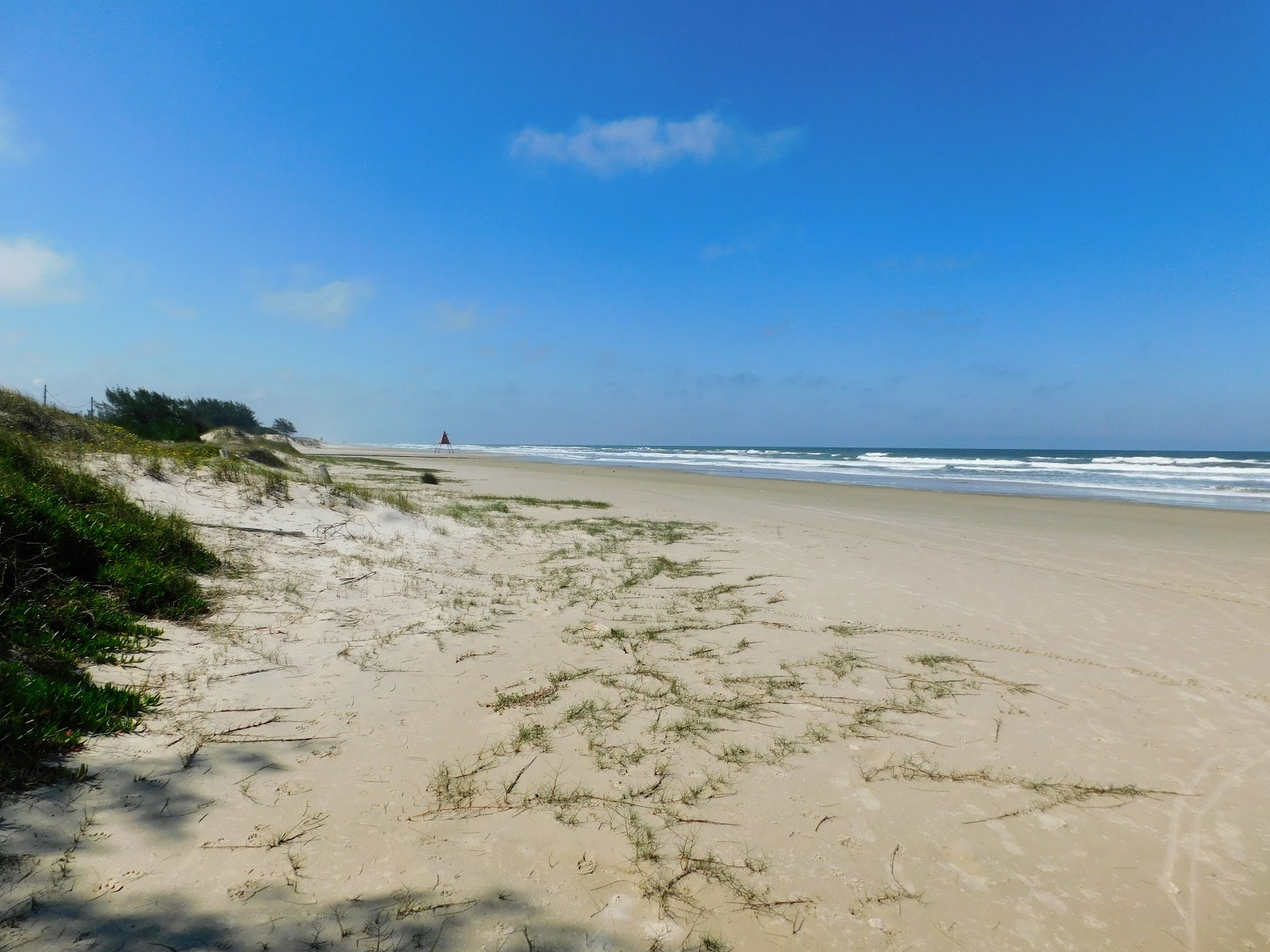 Foto von Praia Rainha do Mar mit feiner beiger sand Oberfläche