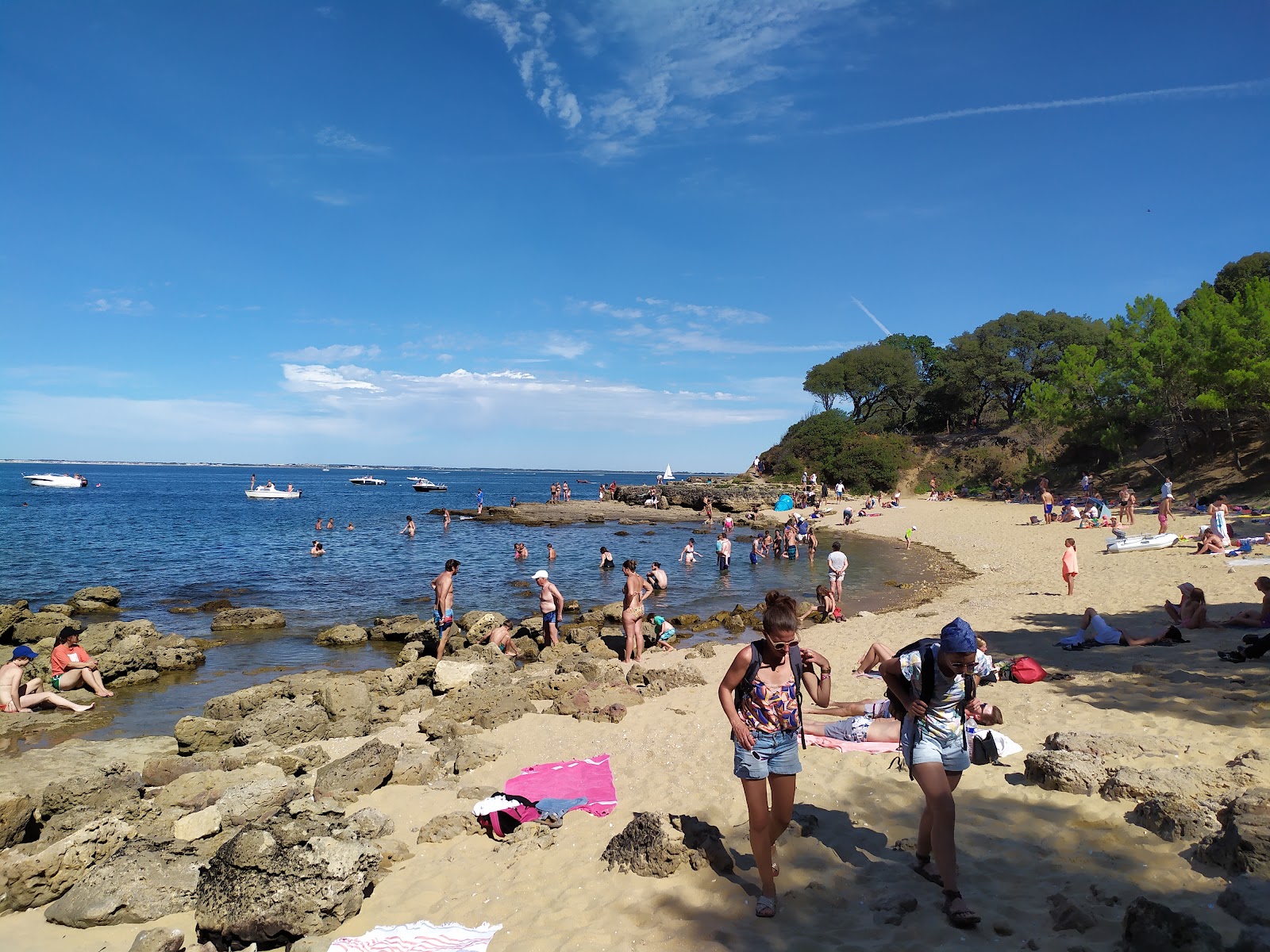 Plage des Sables Jaunes'in fotoğrafı düz bir kıyı şeridi ile birlikte