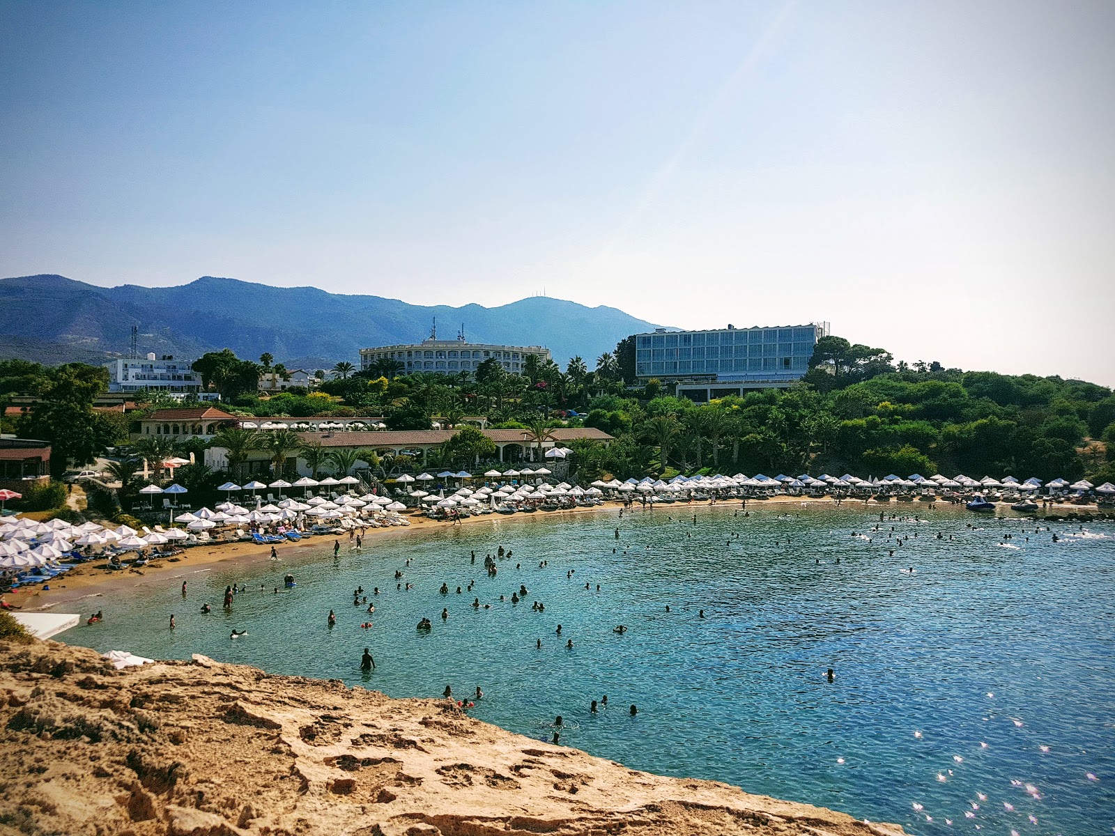 Foto von Denizkizi beach von Klippen umgeben