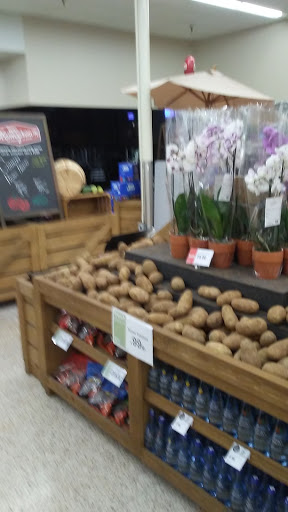 Supermarket «Hy-Vee», reviews and photos, 809 W Rock Island St, Knoxville, IA 50138, USA