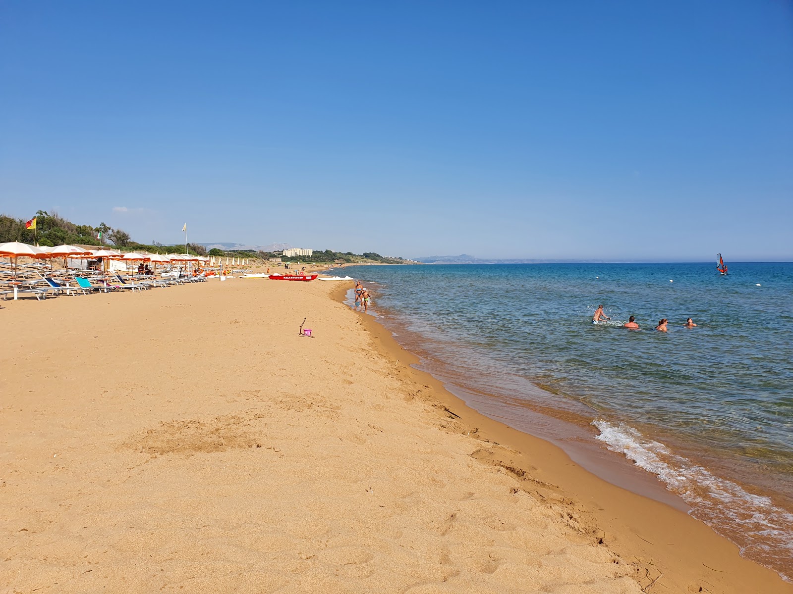 Foto di Spiaggia La Pineta con una superficie del sabbia beige