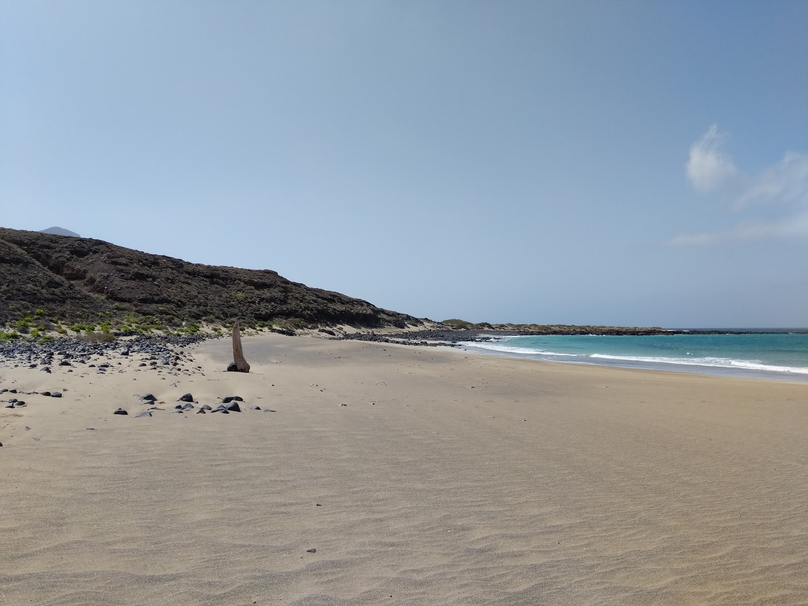 Foto de Playa del Risco com água cristalina superfície