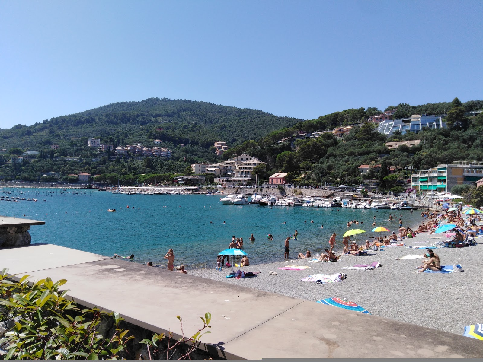 Foto di Spiaggia Mirella con una superficie del piccoli ciottoli grigi