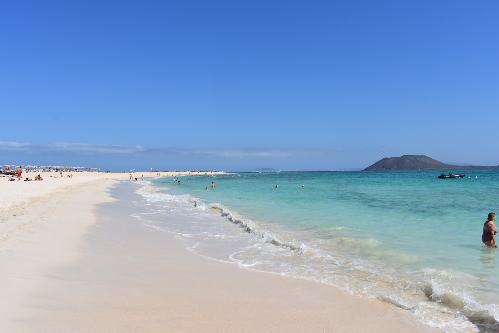 Foto de Playa De Corralejo com areia fina e brilhante superfície