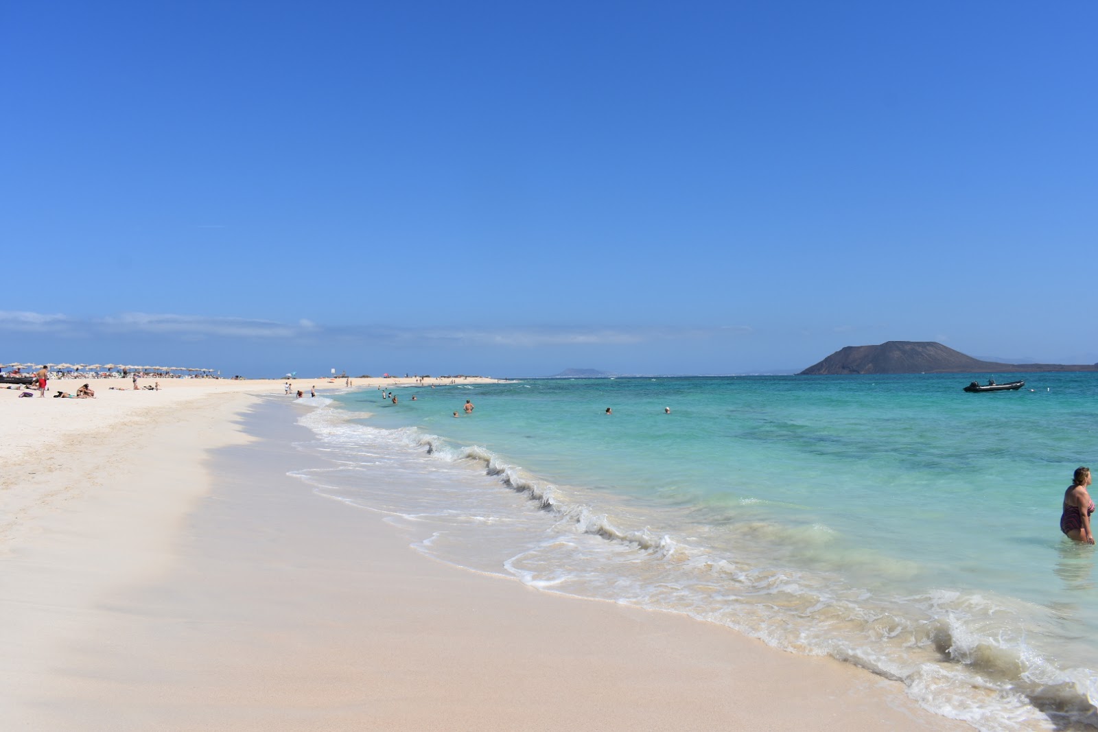 Φωτογραφία του Playa De Corralejo με λεπτή μπεζ άμμος επιφάνεια