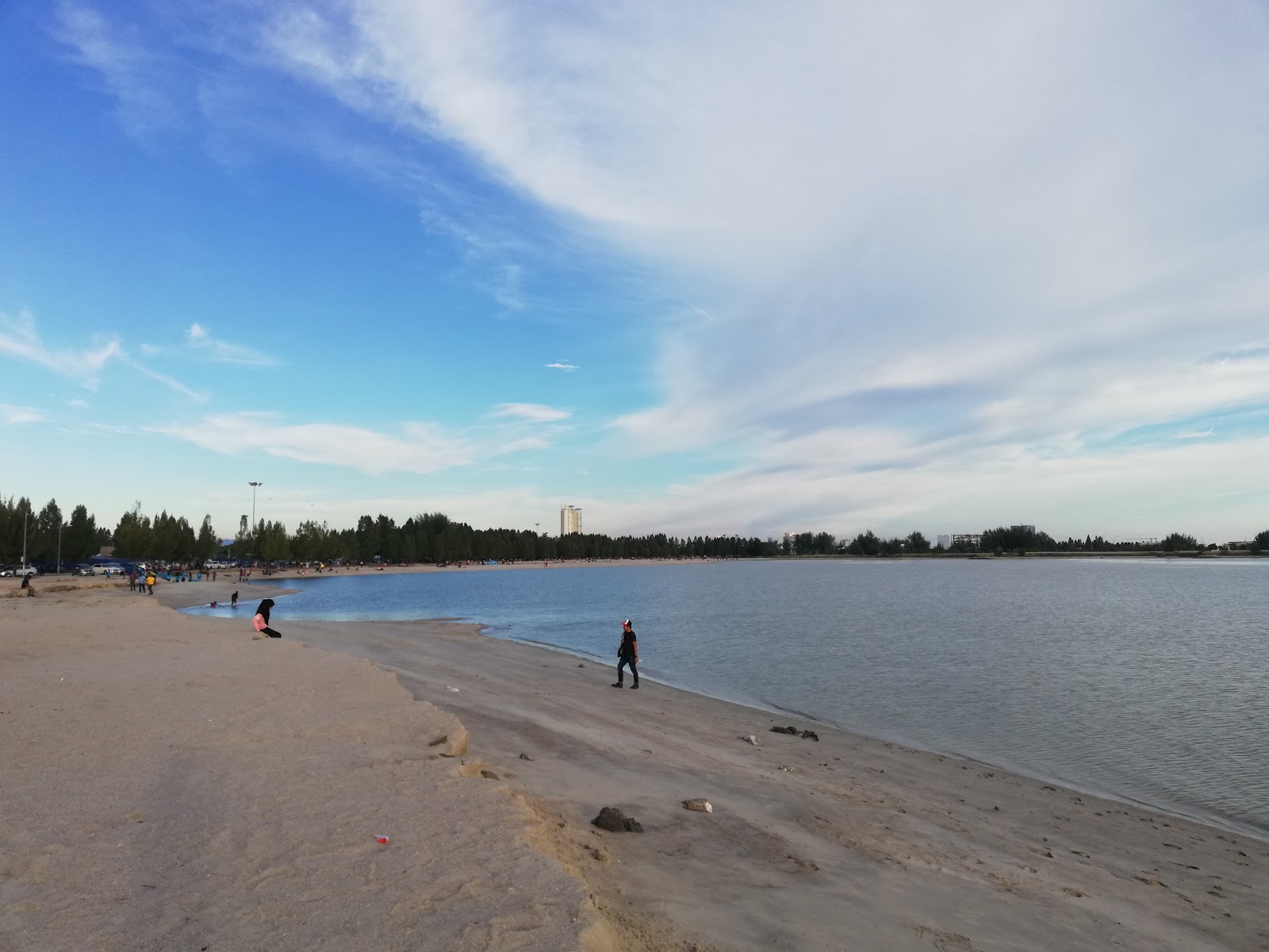 Fotografie cu Klebang Beach cu o linie de coastă spațioasă