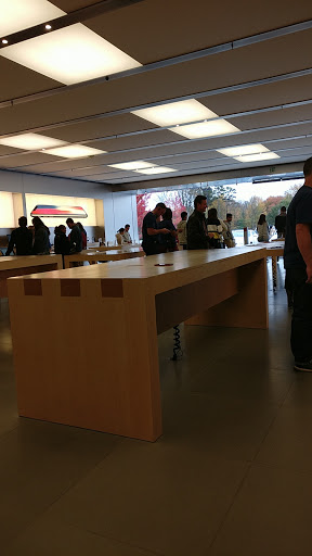 Computer Store «Apple Friendly Center», reviews and photos, 3320 W Friendly Ave, Greensboro, NC 27410, USA