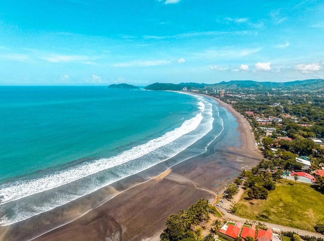 Foto de Jaco Beach apoiado por penhascos