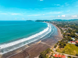 Foto de Jaco Beach apoiado por penhascos