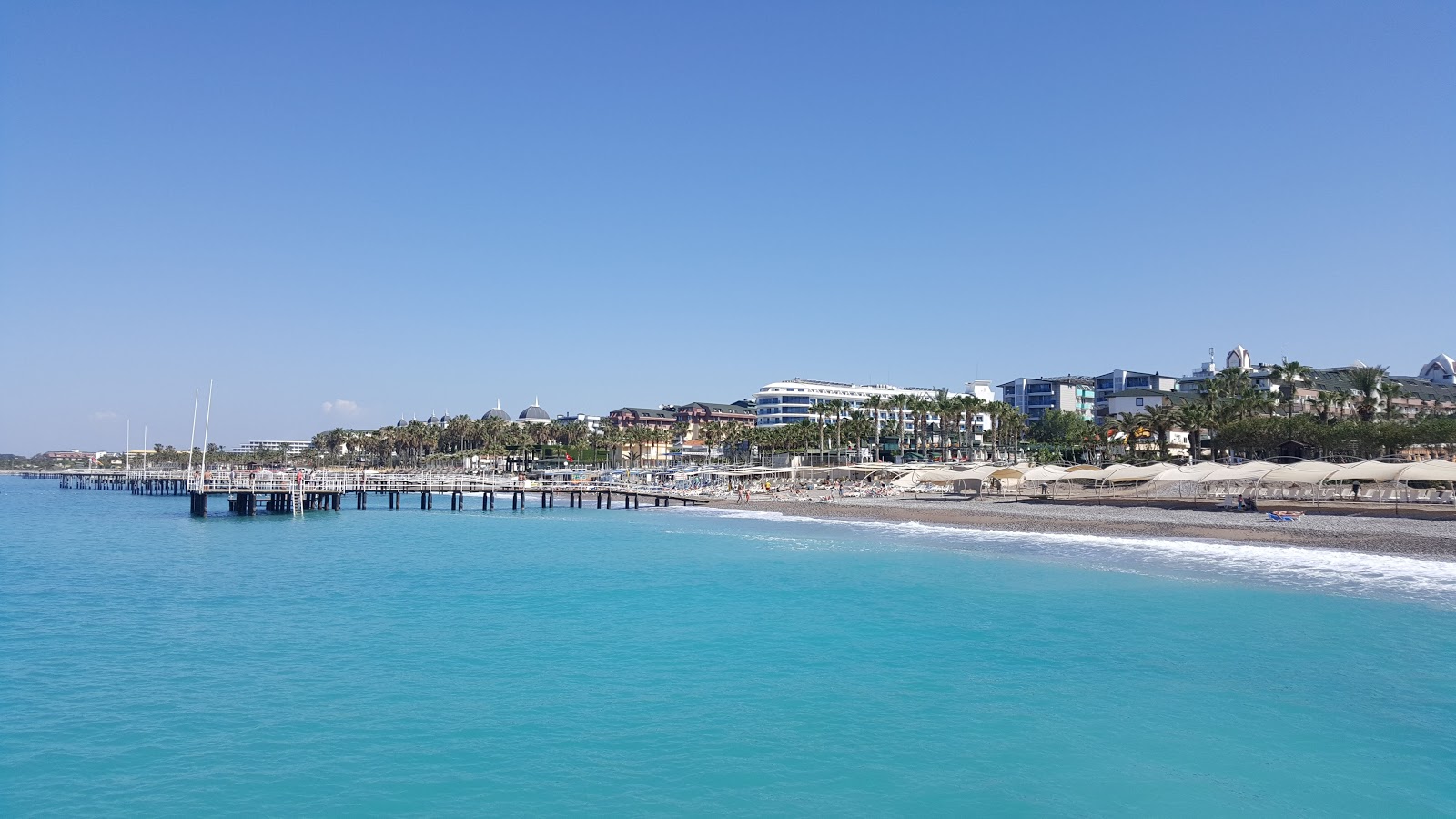Foto di Sea Garden beach III con una superficie del sabbia beige e ciottoli