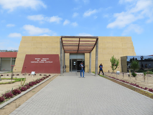 Museum ticket office and Huaca