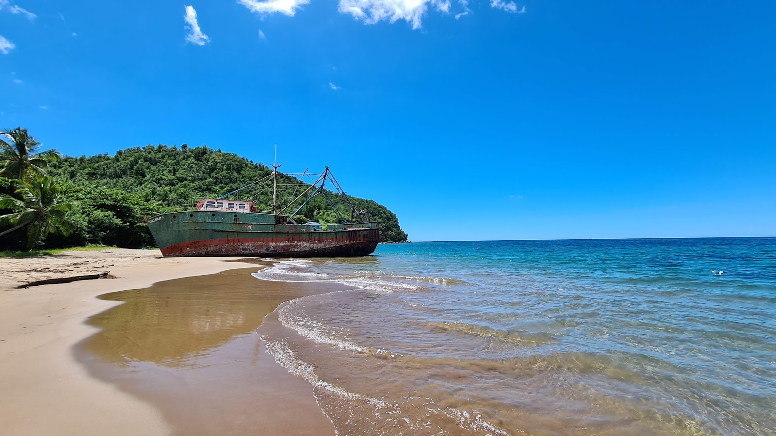 Foto von Ripaton Beach mit brauner sand Oberfläche