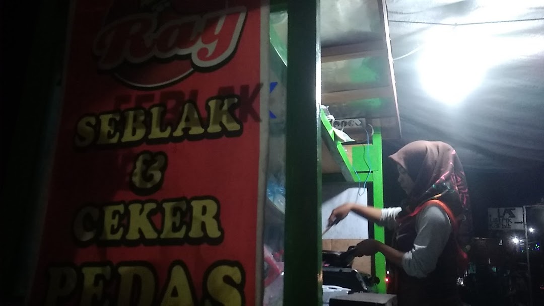 Ray Seblak dan Ceker Pedas