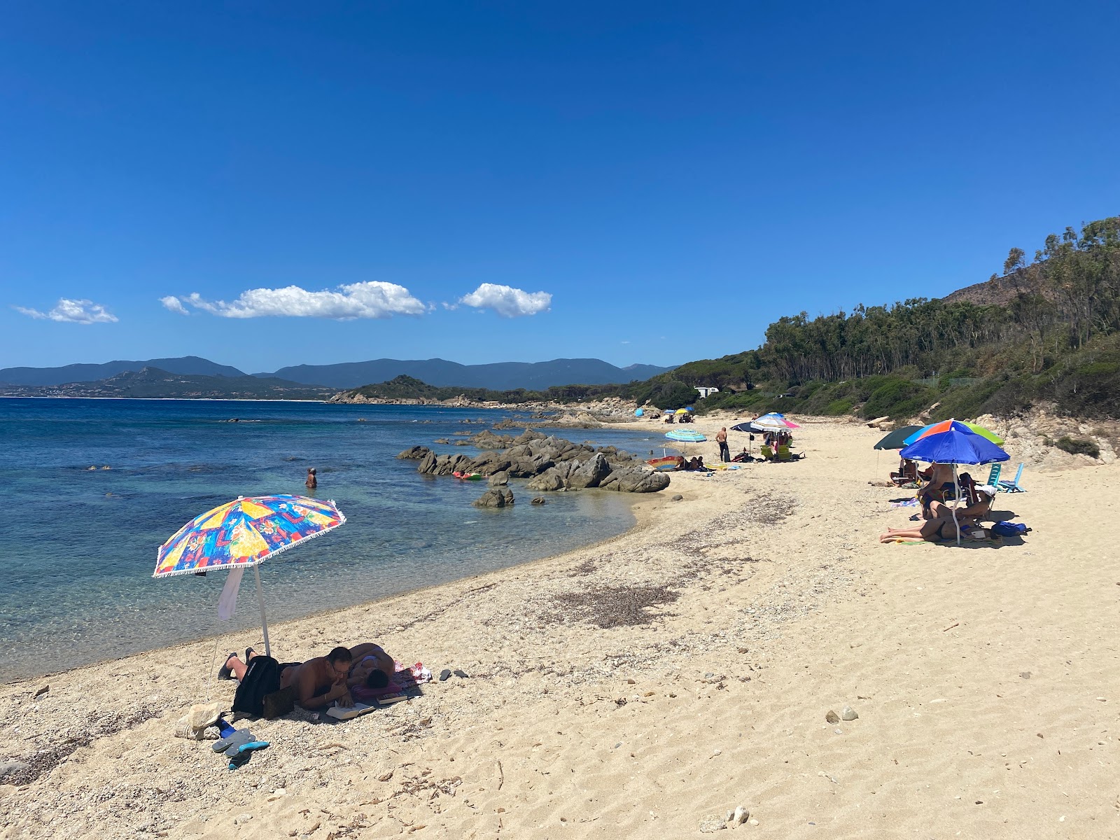 Foto de Spiaggia di Perda S'Acchiloni con arena brillante y rocas superficie