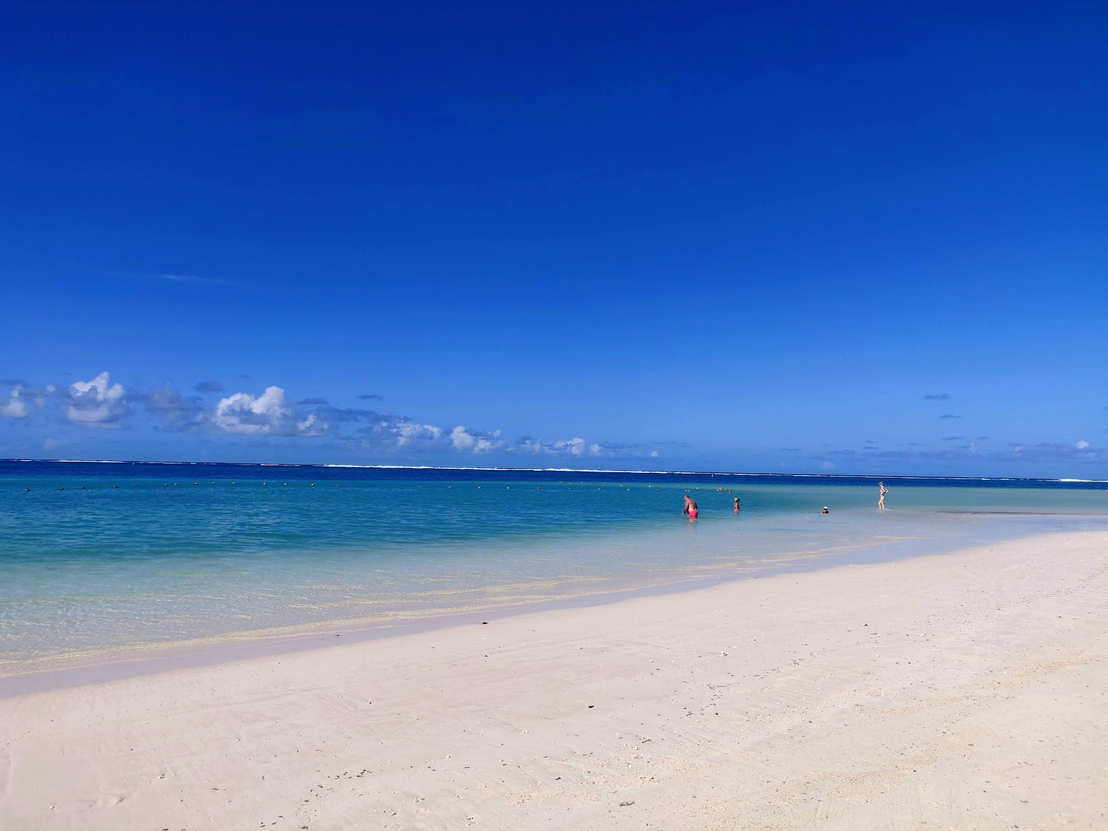 Foto di Quatre Cocos Beach con una superficie del sabbia bianca