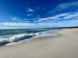 Zdjęcie Jeanneret Beach z powierzchnią niebieska czysta woda