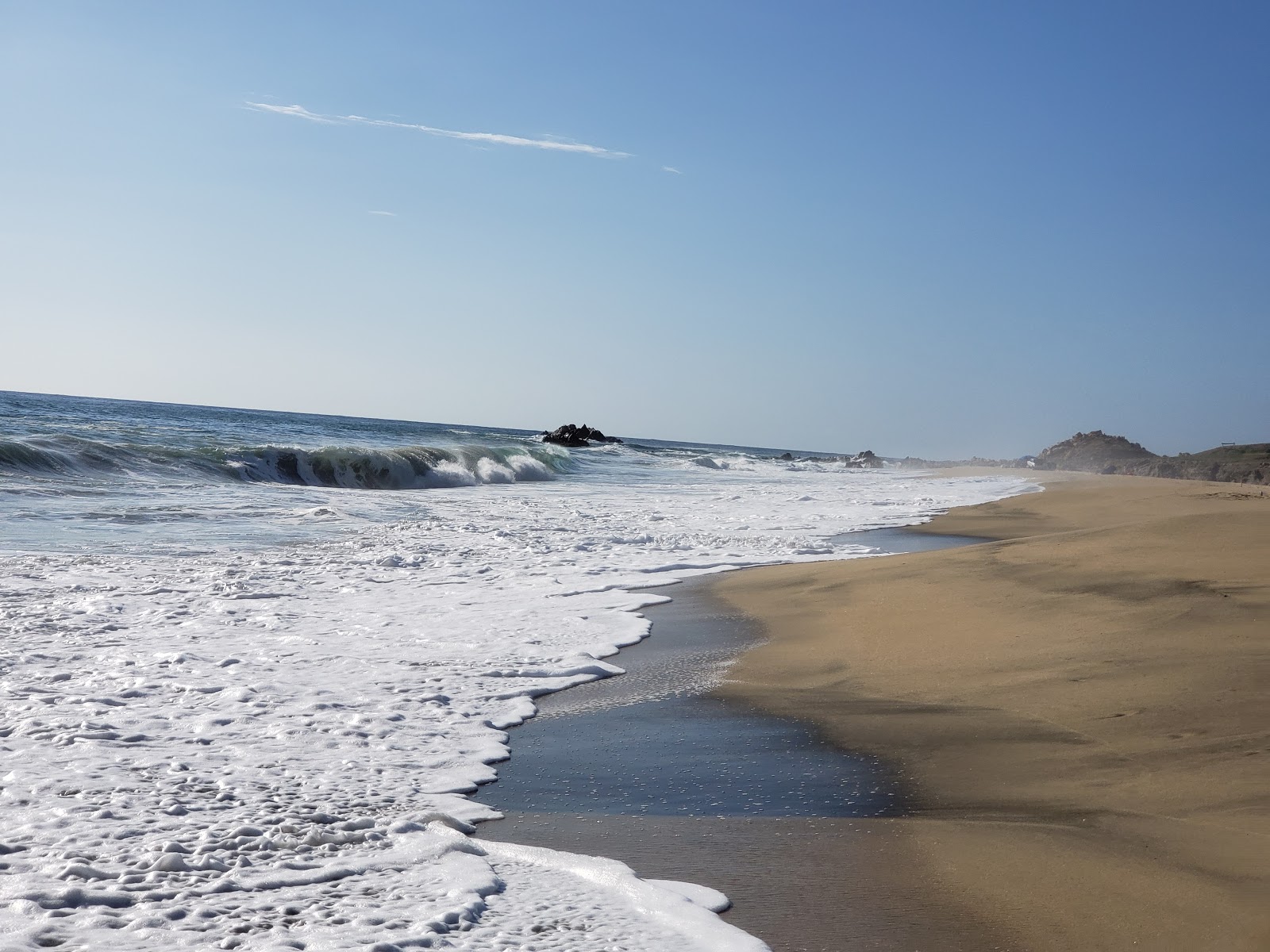 Foto von Migrino Beach mit feiner beiger sand Oberfläche