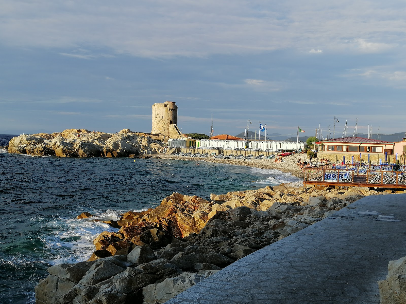 Feniccia e Feniccetta Beach'in fotoğrafı uçurumlarla desteklenmiş
