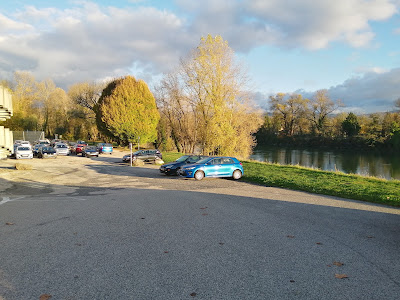 Parking du bord de l'Ain à Pont-d'Ain
