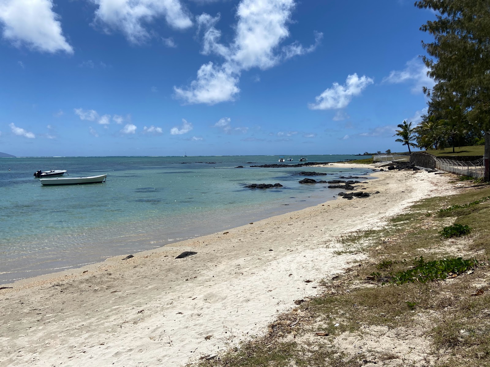 Foto von Grand Gaube Beach II mit beiger sand Oberfläche