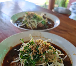 ร้านต้นขาม ก๋วยเตี๋ยว น้ำเงี้ยว ข้าวซอยไก่ ข้าวเหลืองไก่ photo