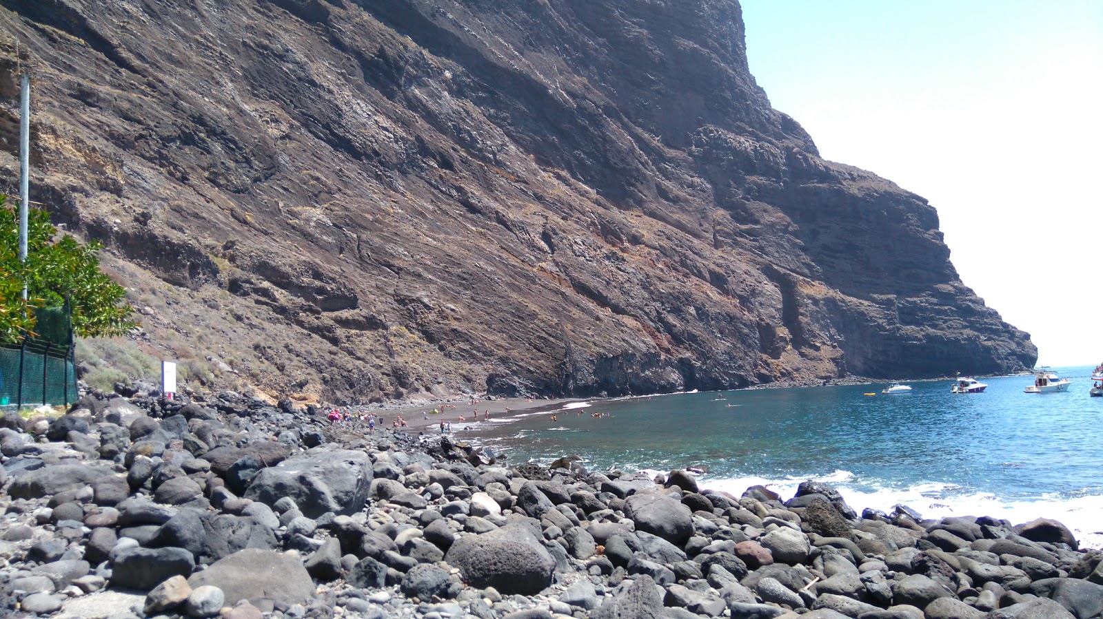Fotografie cu Playa de Masca cu o suprafață de apă pură albastră