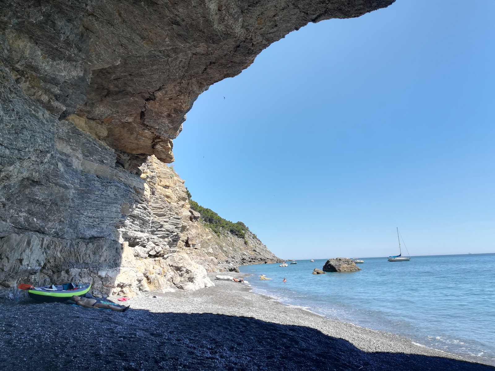 Foto von Spiaggia della Zezziggiola wilde gegend