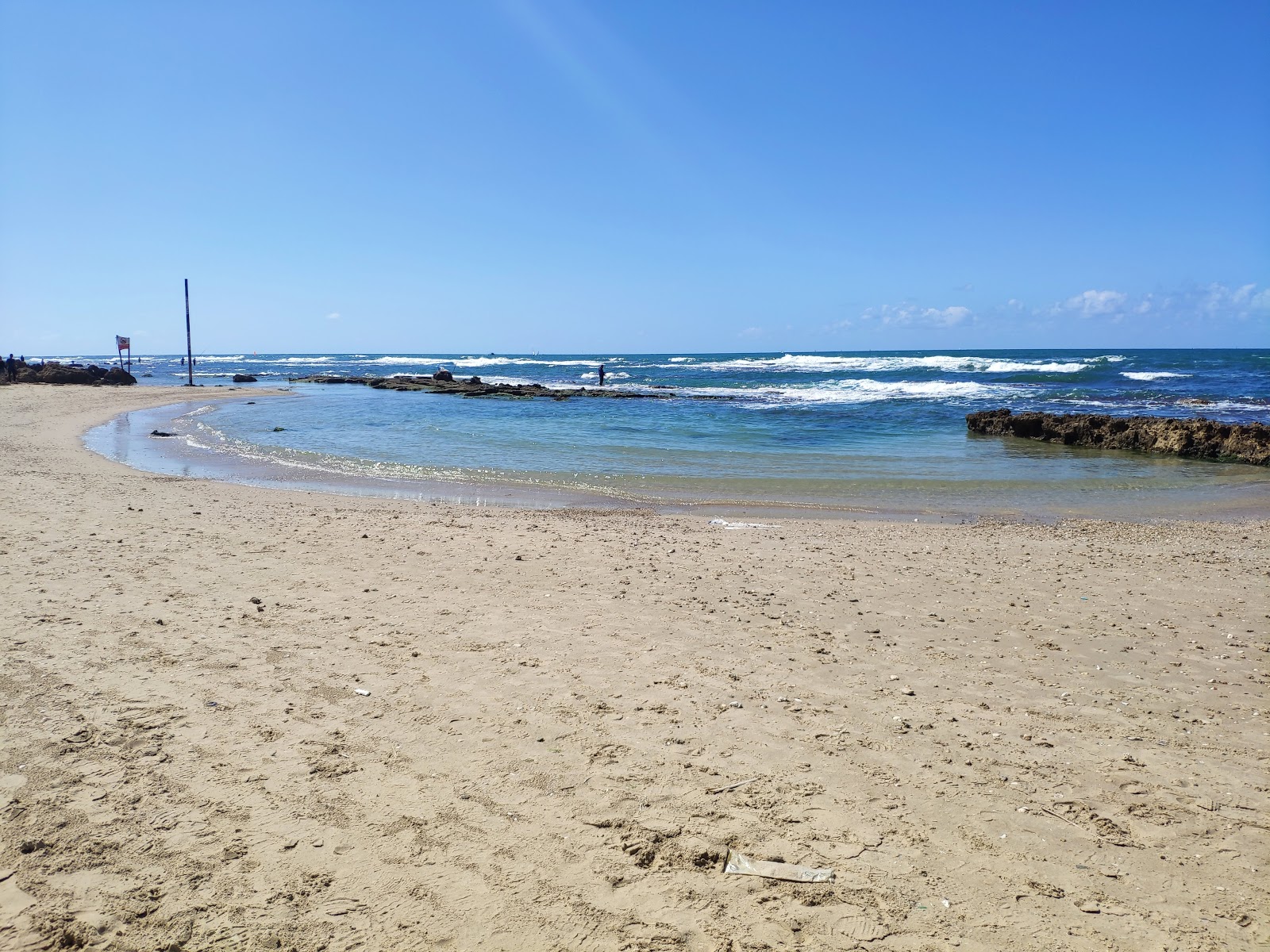 Fotografie cu Tel Gerrit beach cu o suprafață de apa pură turcoaz