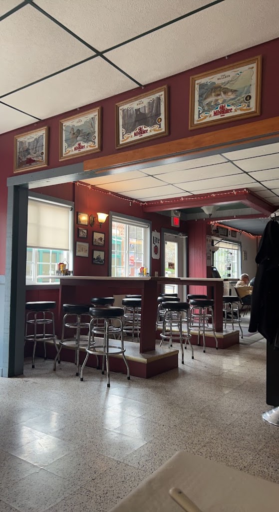 Twisted Vines Pub and Eatery 53820