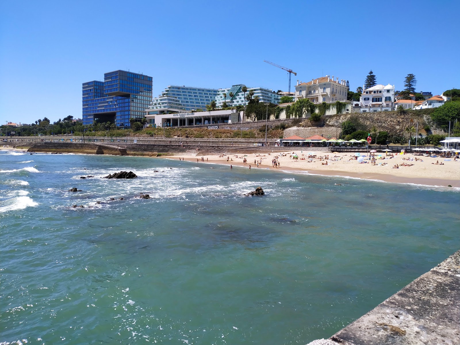 Fotografie cu Praia das Moitas - locul popular printre cunoscătorii de relaxare