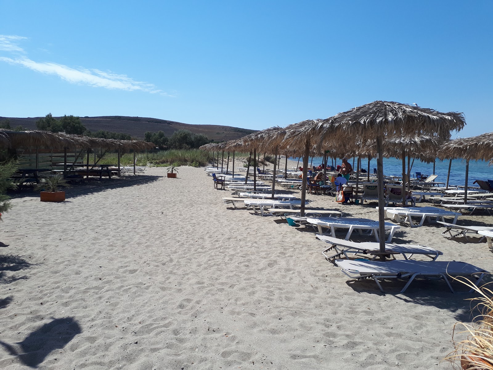 Foto von Paralia Saravari und die siedlung