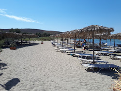 Foto von Paralia Saravari und die siedlung