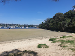 Photo de Sandy Bay Beach entouré de montagnes
