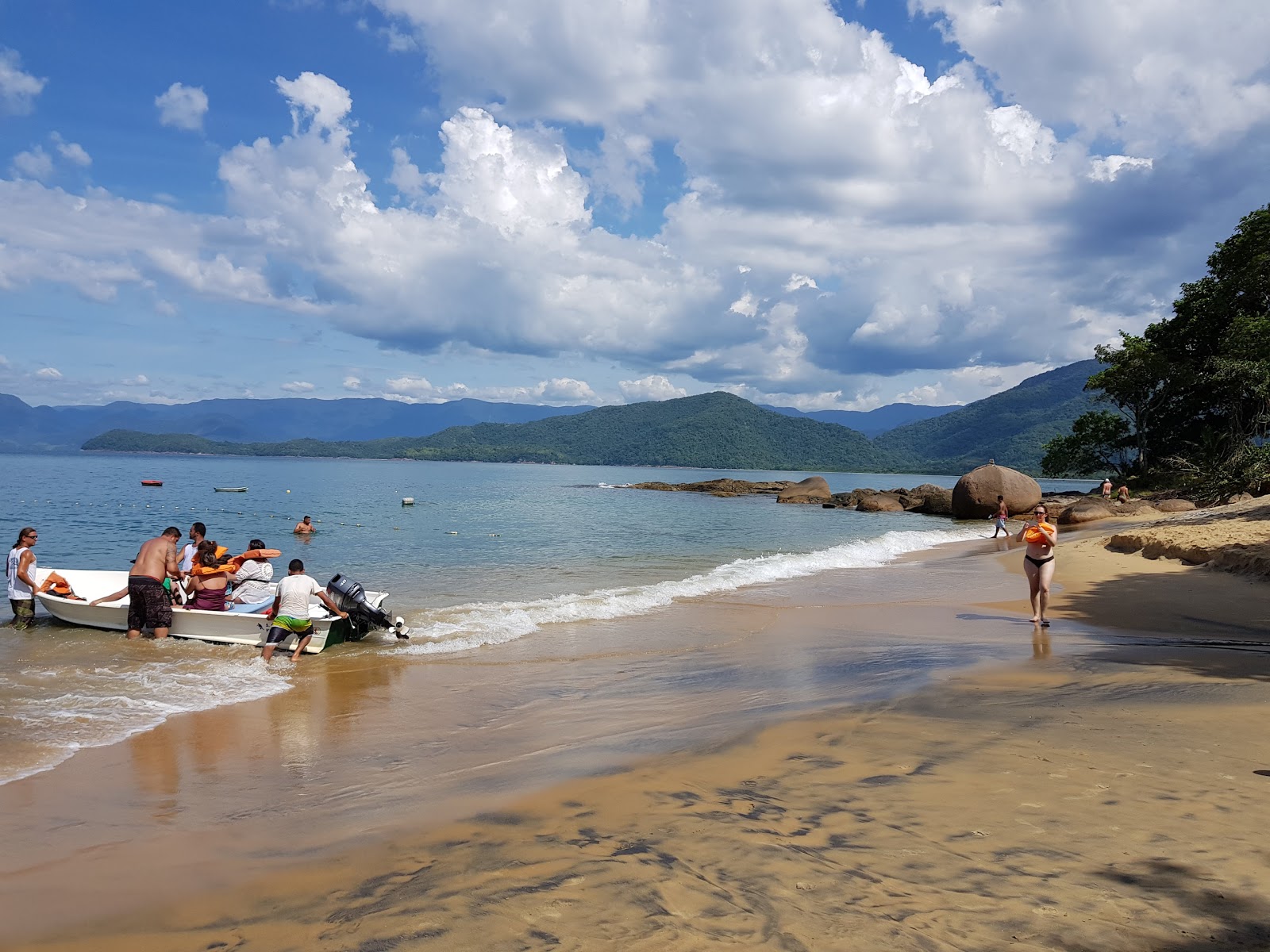 Foto av Praia de Picinguaba omgiven av klippor