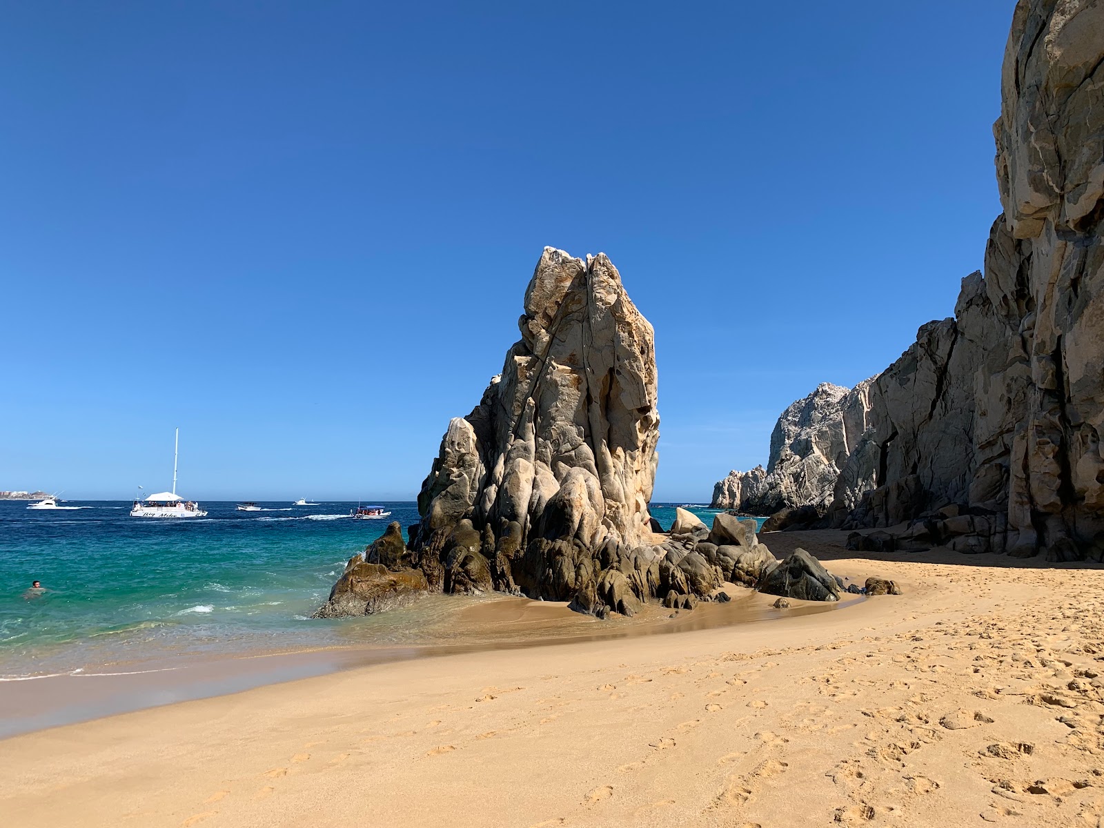 Photo de Playa de los Amantes entouré de montagnes