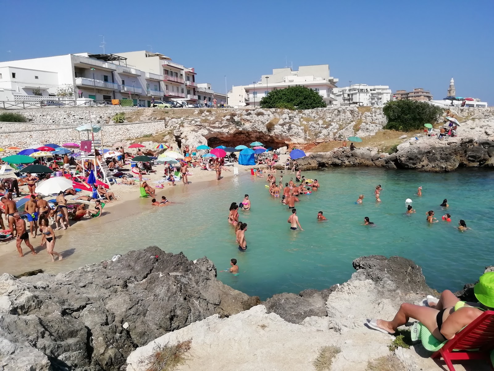 Fotografija Spiaggia di Cala Porto Rosso z modra čista voda površino